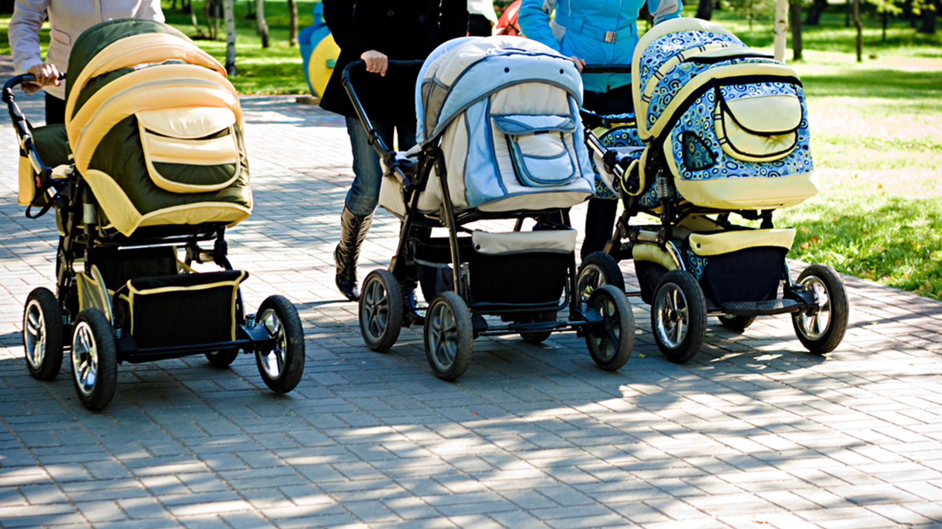 Коляску можно использовать для. Детские коляски. Коляски детские на улице. Ребенок в коляске. Коляска трансформер для новорожденных.