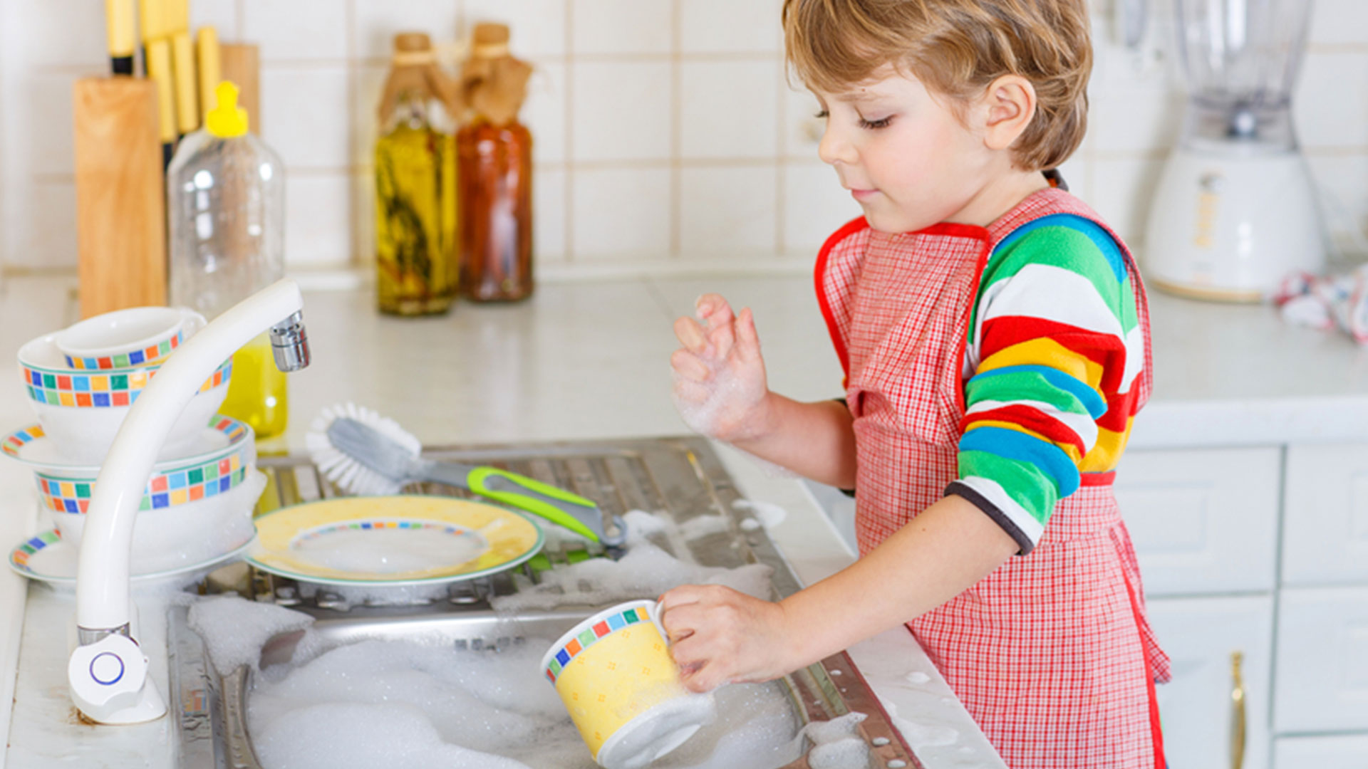 She wash the dishes. Мытье посуды. Самостоятельность ребенка. Ребенок моет посуду. Воспитание самостоятельности у детей.